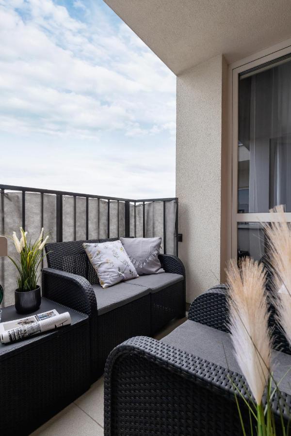 Osiedle Avia Harmonious Apartment With Balcony & Parking Cracow By Renters Prestige Krakow Ngoại thất bức ảnh