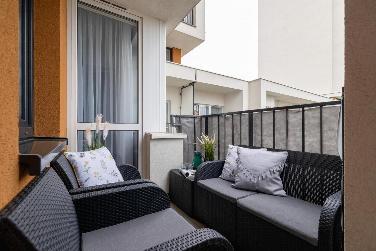 Osiedle Avia Harmonious Apartment With Balcony & Parking Cracow By Renters Prestige Krakow Ngoại thất bức ảnh